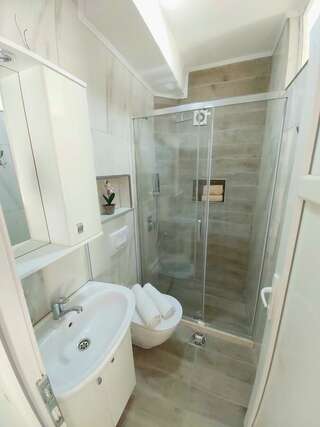 Апартаменты Apartments Sun Улцинь Трехместный номер с балконом и видом на море-4