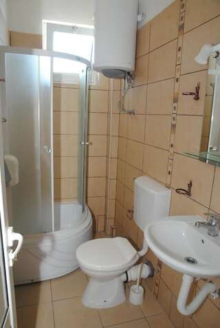 Апартаменты Apartments Sun Улцинь Трехместный номер с балконом-9